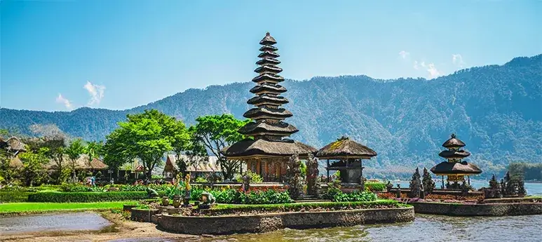 The iconic Pura Ulun Danu Beratan water temple, a must-see on any Bali tour package.
